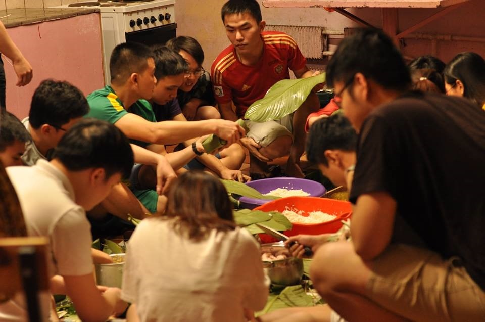 Các du học sinh đang cùng nhau gói bánh chưng Ảnh: NVCC Các du học sinh đang cùng nhau gói bánh chưng Ảnh: NVCC