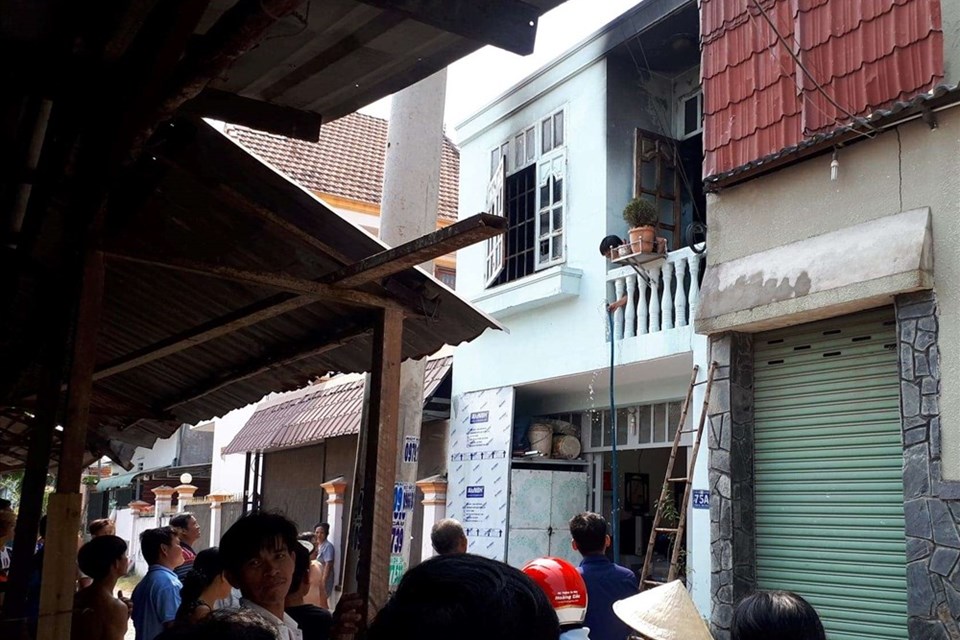 Dập tắt kịp thời đám cháy ở căn nhà khóa cửa trong khu đông dân cư Dập tắt kịp thời đám cháy ở căn nhà khóa cửa trong khu đông dân cư