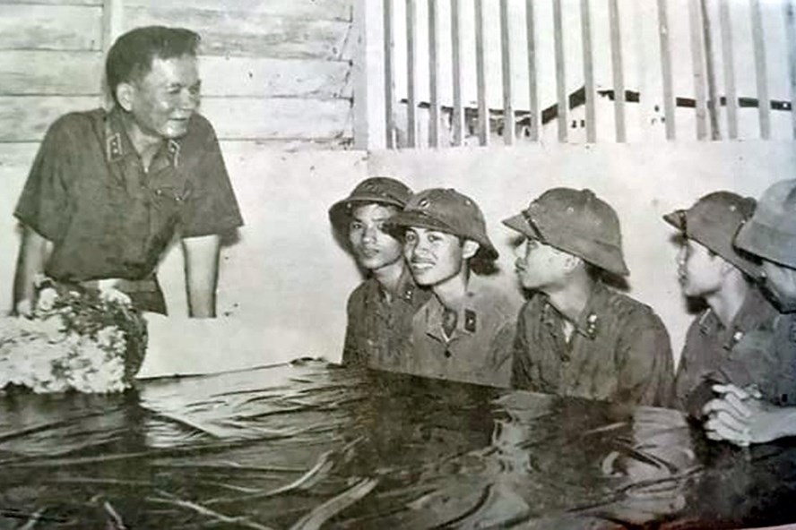 Đồng chí Lê Đức Anh - Tư lệnh Quân khu 9 thăm động viên các chiến sĩ của Tiểu đoàn tăng - thiết giáp, Quân khu 9 tháng 5.1976. Ảnh T.L