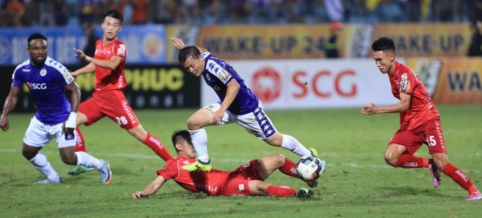 Những bước chạy vẫn bền bỉ, không biết mệt mỏi khiến hàng phòng ngự đối phương vất vả theo kèm. Ảnh: VPF