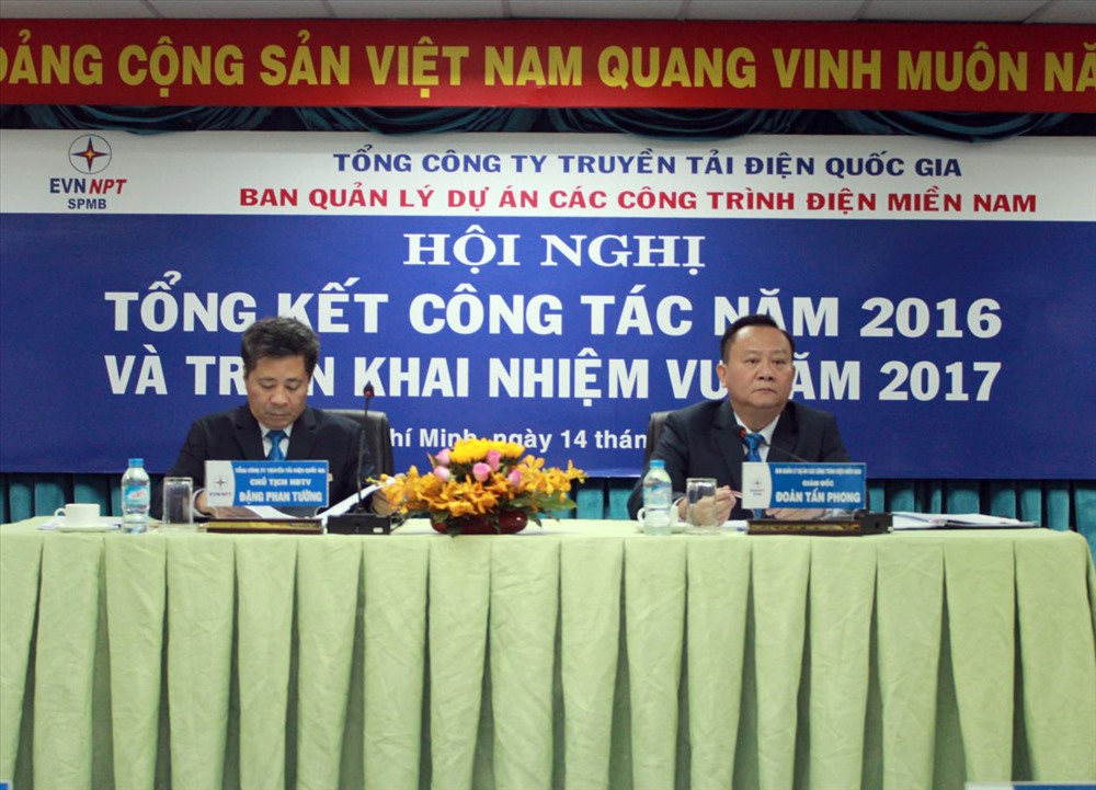 Ông Đoàn Tấn Phong (phải) trong một hội nghị của SPMB.