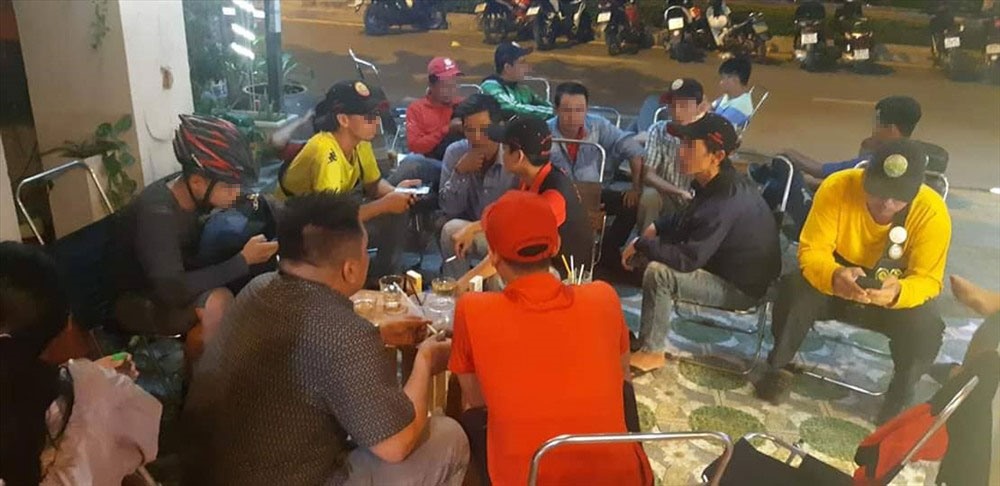Các thành viên SOS 247 bàn phương án giải cứu một cô gái ở quán karaoke có hoạt động kích dục tại quận Gò Vấp.
