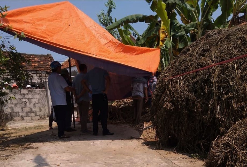 Lực lượng chức năng khám nghiệm hiện trường