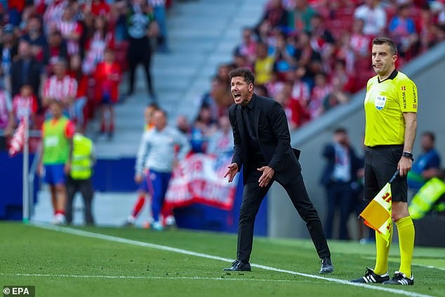 HLV Diego Simeone sẽ phải tìm kiếm người thay thế Antoine Griezmann trong hè này. Ảnh: EPA.