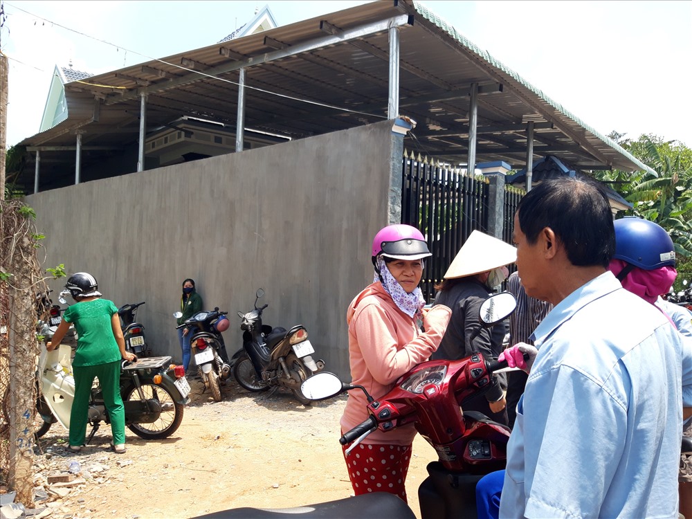 Người dân theo dõi công an xử lý vụ việc.