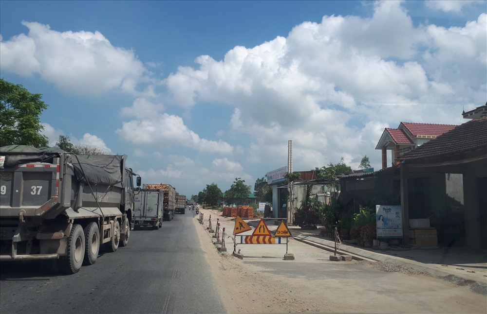 Làn đường bị thu hẹp trong khi lưu lượng xe đông đã ảnh hưởng đến việc lưu thông. Ảnh: P.V