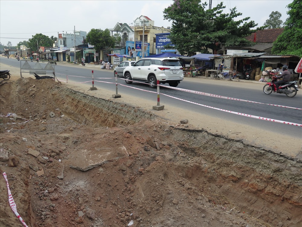 Những hố to, sâu trên QL1A như chực chờ để “bẫy” người đi đường. Ảnh: P.V