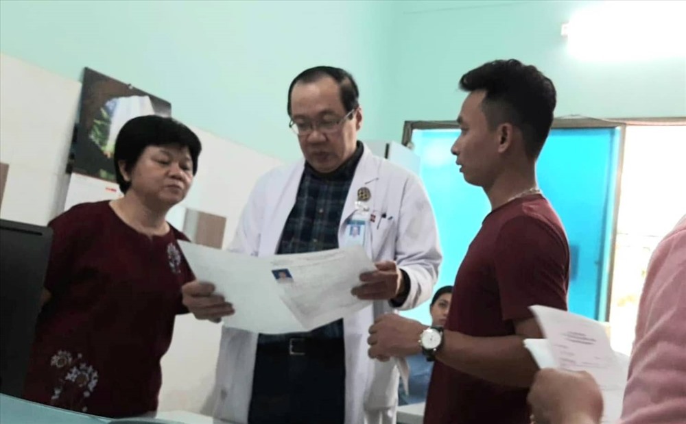 Bác sĩ Đỗ Tuấn Linh (giữa) tỏ ra rất bất ngờ trước sự tinh vi của tờ giấy khám sức khỏe giả mạo.