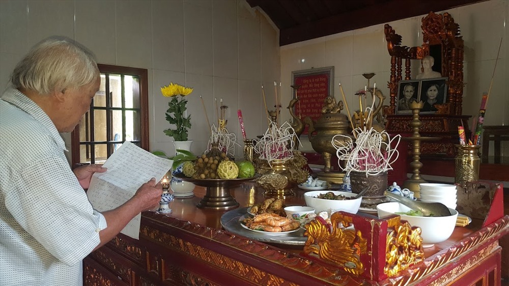 Cứ mỗi sáng “ông giáo làng” vẫn đều đặn thực hiện nghi thức chào cờ và bào công trước Bác