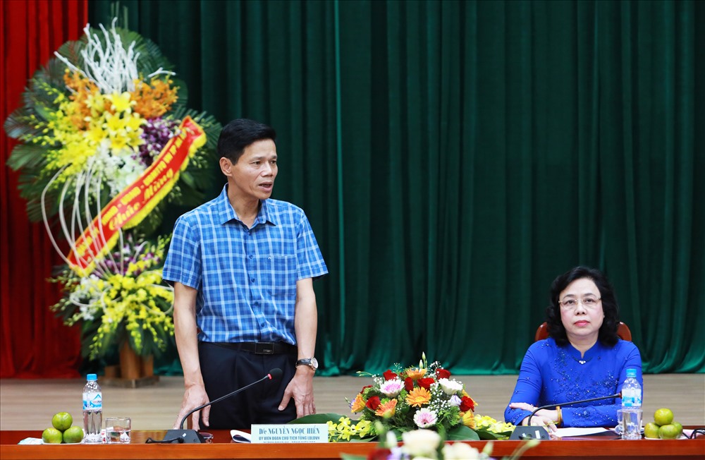 Tổng Biên tập Báo Lao Động báo cáo kết quả Báo Lao Động điện tử đạt được trong 20 năm qua.