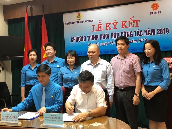 Đồng chí Ngọ Duy Hiểu - Phó Chủ tịch Tổng LĐLĐVN, Chủ tịch CĐVCVN và đồng chí Nguyễn Trọng Thừa - Thứ trưởng Bộ Nội vụ cùng ký kết Chương trình phối hợp công tác năm 2019