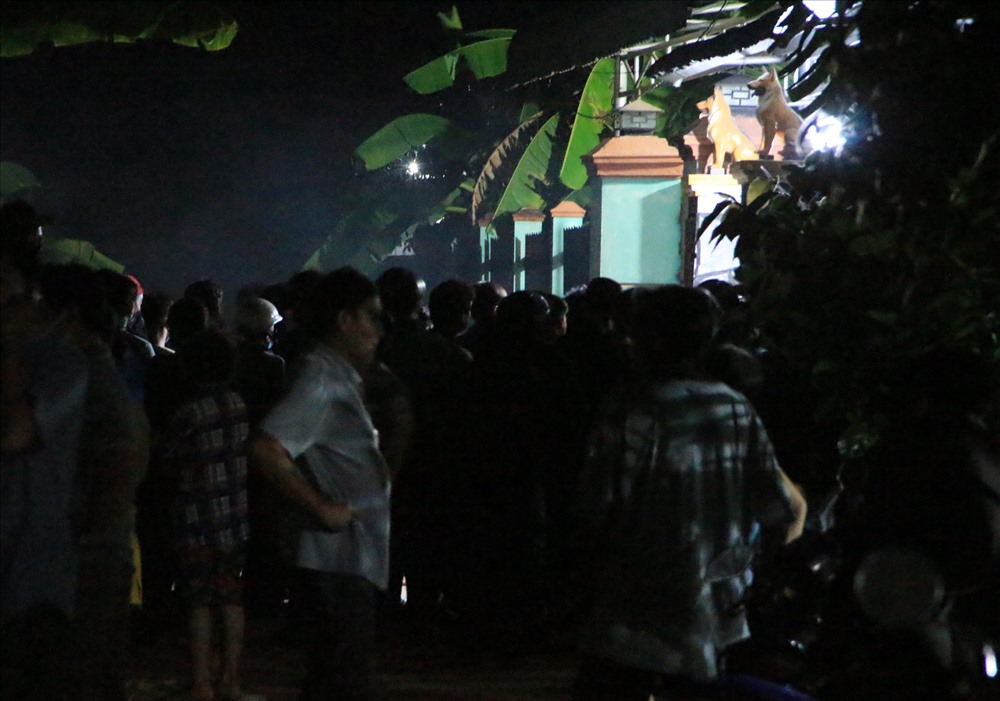 Đường hẻm dẫn v&agrave;o hiện trường người d&acirc;n tập trung theo d&otilde;i .