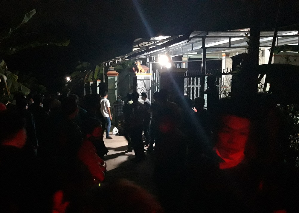 Công an phong tỏa hiện trường thực hiện công tác khám nghiệm.