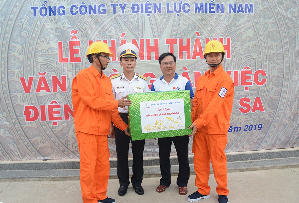 Nhân dịp này lãnh đạo EVN tặng phần quà cho quân dân huyện đảo Trường Sa (Khánh Hòa). Ảnh: EVN