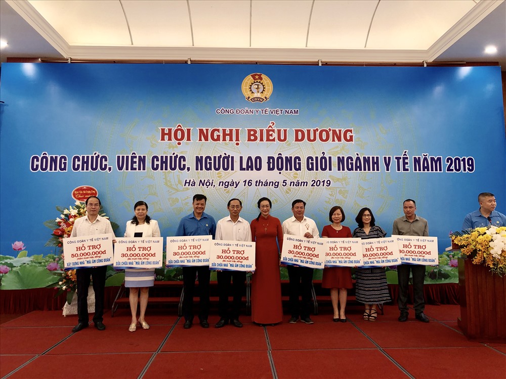 Chủ tịch CĐ Y tế VN Phạm Thanh Bình trao Mái ấm CĐ cho các CĐCS để gửi tới đoàn viên gặp khó khăn về nhà ở.