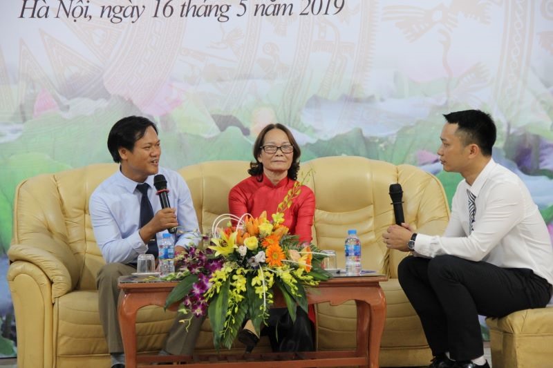 Thầy Trần Văn Toản (phía trái ảnh) và cô Tôn Nữ Quỳnh Dương tại lễ trao giải.
