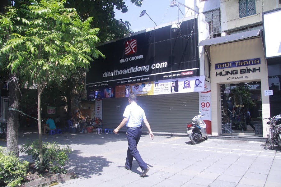 Nhật Cường Mobile trên phố Láng Hạ (quận Đống Đa) cũng đóng cửa gần 1 tuần nay. Ảnh Cường Ngô