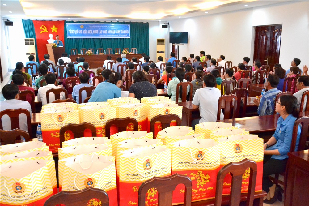 Quang cảnh buổi thăm hỏi CNLĐ tại Cty CP XNK thủy sản An Giang. Ảnh: Lục Tùng