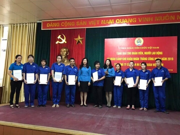 Đại diện CĐVCVN trao quà