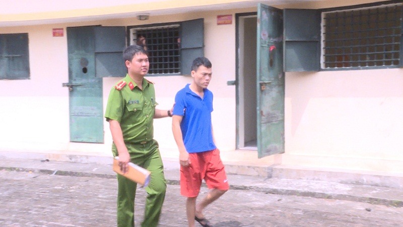 Nguyên bị Công an huyện Khoái Châu bắt giữ về hành vi trộm cắp tài sản.