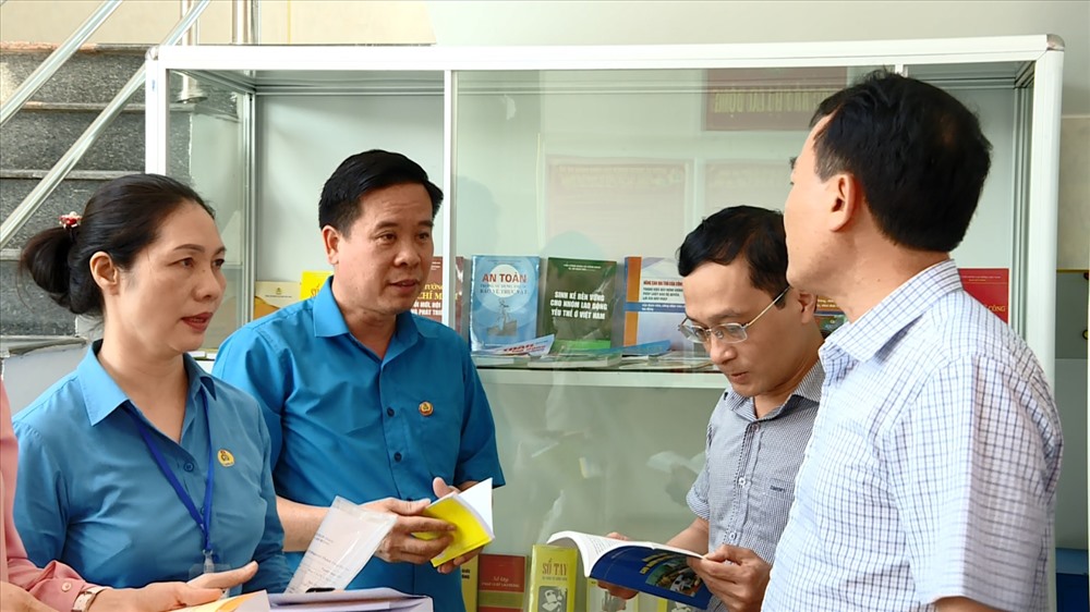 Góc bảo hộ lao động là tủ sách với nhiều đầu sách thuộc các lĩnh vực về Luật bảo hiểm, Luật lao động. Ảnh: NT