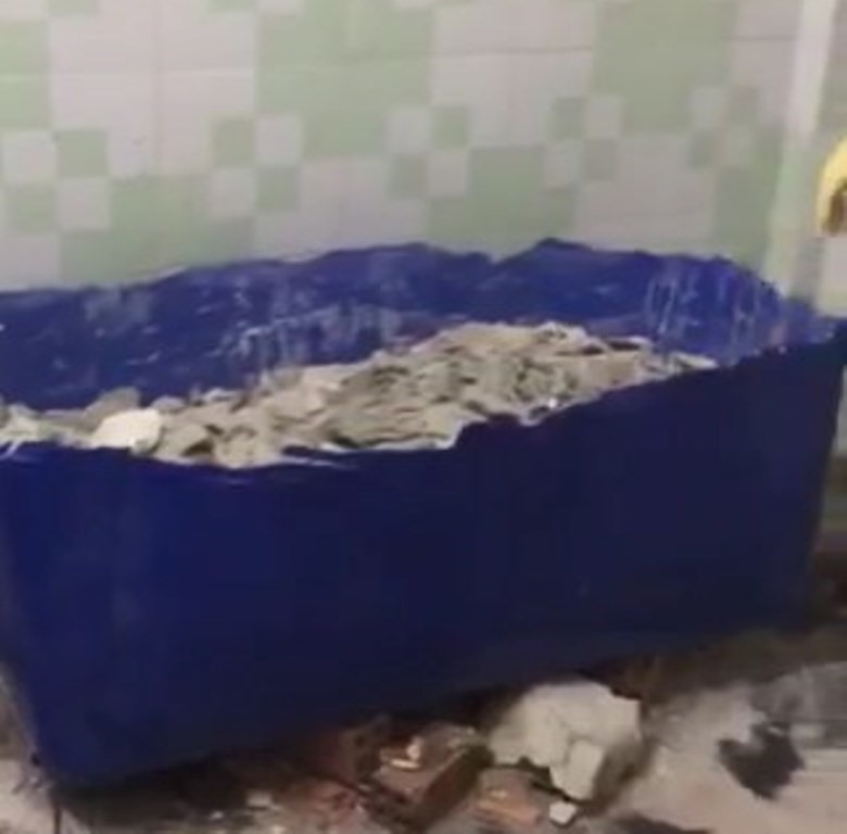 Thi thể đầu tiên được phát hiện lúc 18h ngày 15.5 trong buồng căn nhà.