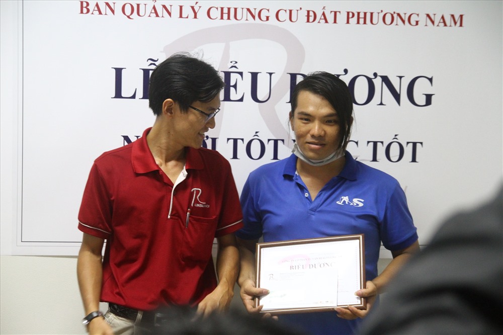 Anh Hiền được đại diện chung cư biểu dương hành động đẹp.