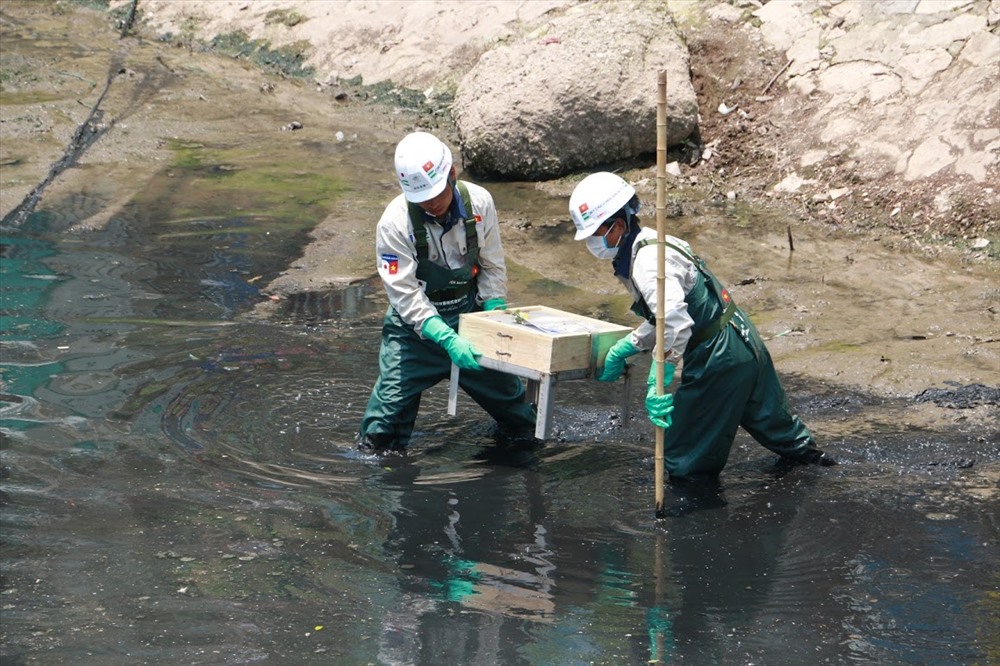 “Dự án tài trợ thí điểm xử lý làm sạch một đoạn sông Tô Lịch và một góc Hồ Tây bằng Công nghệ Nano-Bioreactor Nhật Bản” do đoàn chuyên gia Nhật Bản phối hợp với Công ty Cổ phần Cải thiện Môi trường Nhật Việt thực hiện bằng nguồn tài trợ của Nhật Bản.