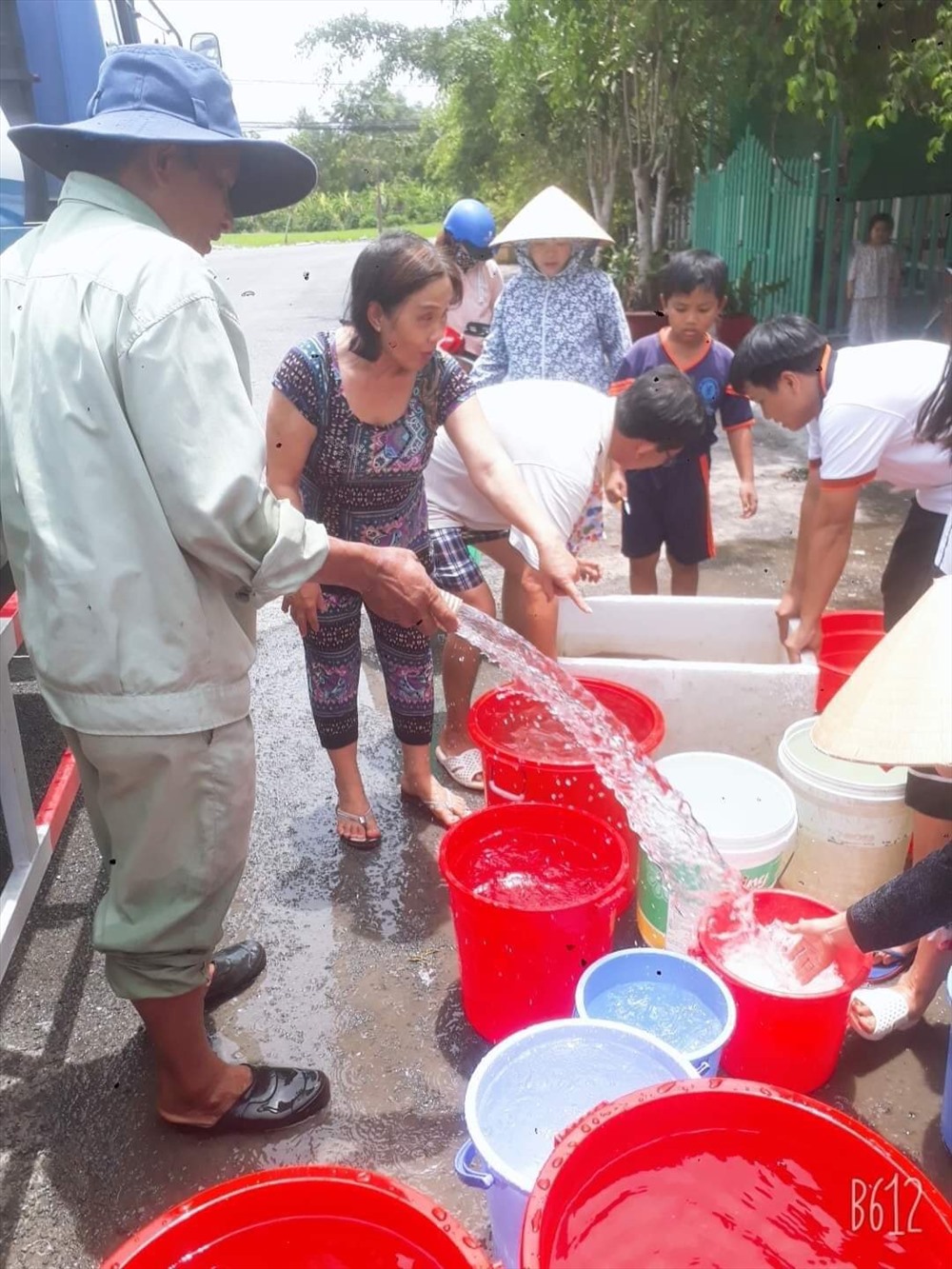Nước sông bị ô nhiễm, các hộ dân phải lấy nước sạch sử dụng từ các xe bồn
