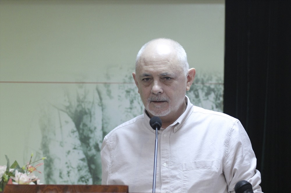 Họa sĩ George Burchett - con trai nhà báo W.Burchett. Ảnh Trần Vương