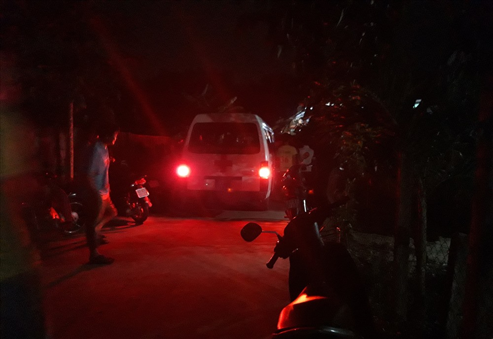 Khoảng 2h sáng 16.5, công an đưa thi thể về Bệnh viện Đa khoa tỉnh Bình Dương thực hiện công tác pháp y.