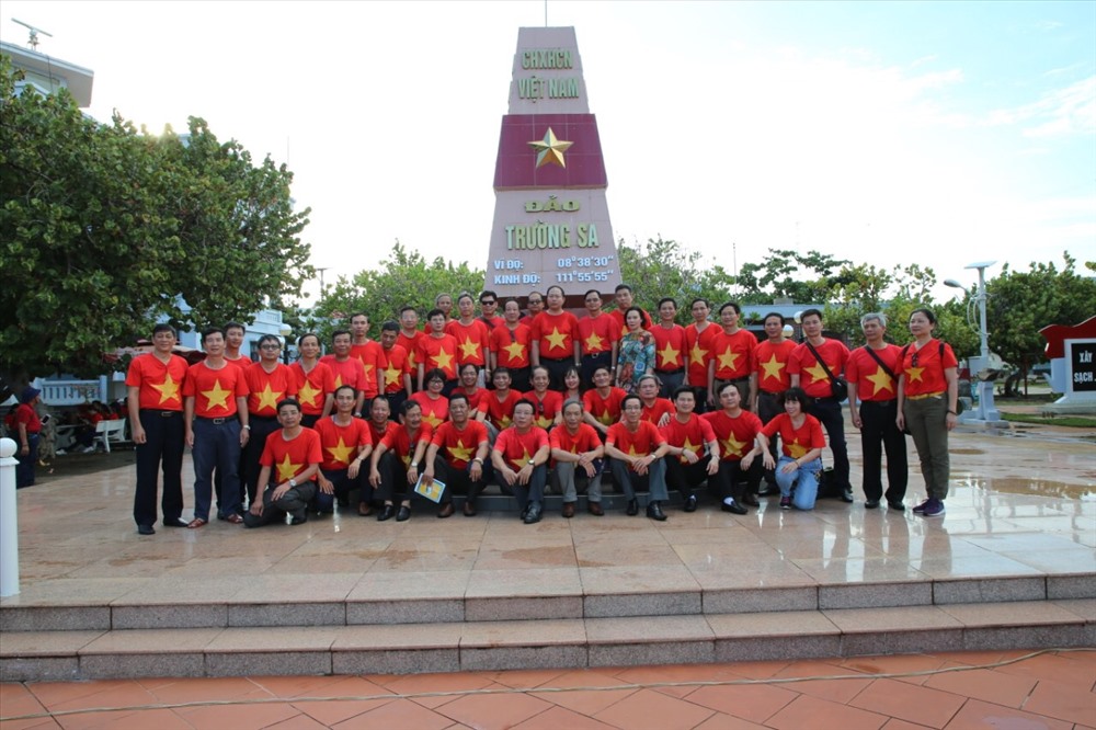Đoàn đại biểu Tổng công ty ĐSVN tại cột mốc chủ quyền trên Đảo Trường Sa Lớn.