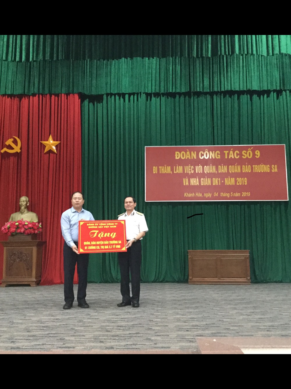 Đồng chí Vũ Anh Minh- Bí thư Đảng ủy, Chủ tịch HĐTV Tổng công ty ĐSVN trao tặng 01 xuồng CQ cho quân, dân Huyện đảo Trường Sa