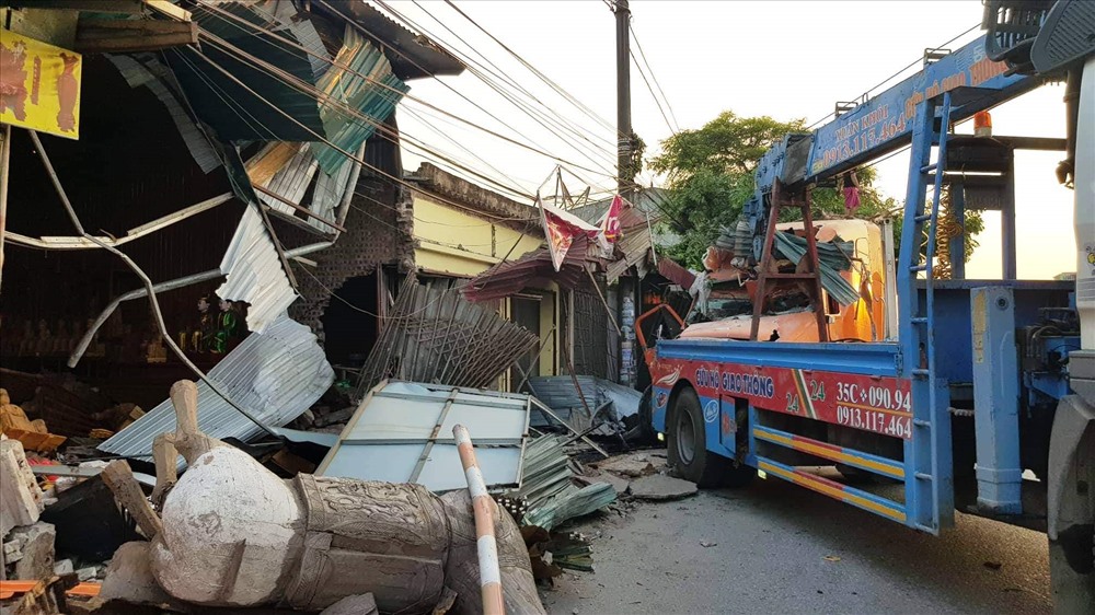 Nhiều nhà dân bị tông đổ sập. Ảnh: NT