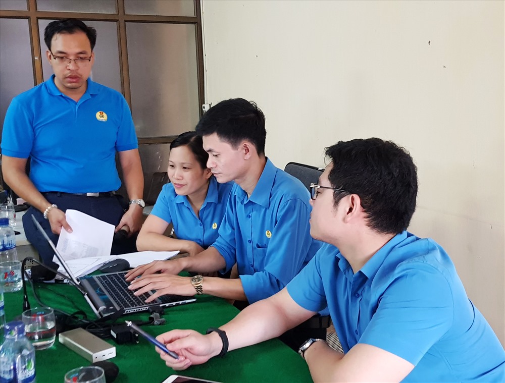 Các Giảng viên hướng dẫn các thao tác sử dụng phần mềm quản lý đoàn viên. Ảnh: NT