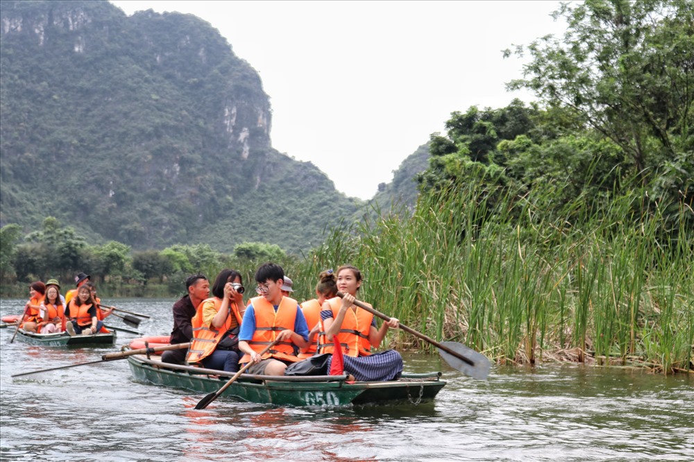 Nhiều du khách thích thú với hoạt động trải nghiệm hòa mình vào thiên nhiên ở Tràng An.