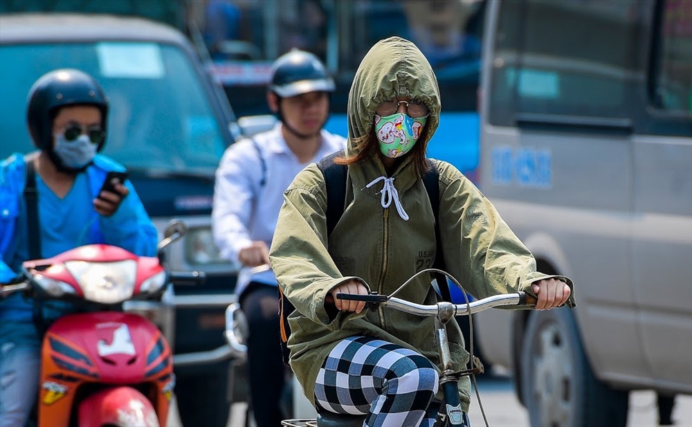 Việc phải di chuyển ngoài đường trong điều kiện thời tiết nóng bức ngột ngạt là vô cùng khó chịu, hầu hết người đi đường đều bịt “kín mít” từ đầu đến chân.