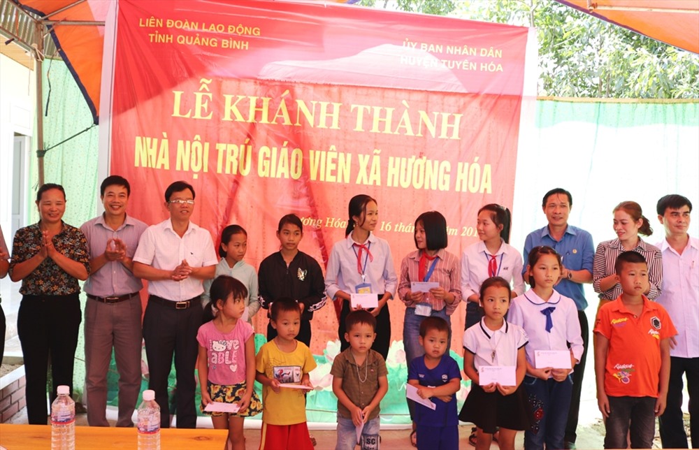 LĐLĐ tỉnh Quảng Bình trao học bổng cho học sinh có hoàn cảnh khó khăn. Ảnh: CĐ.
