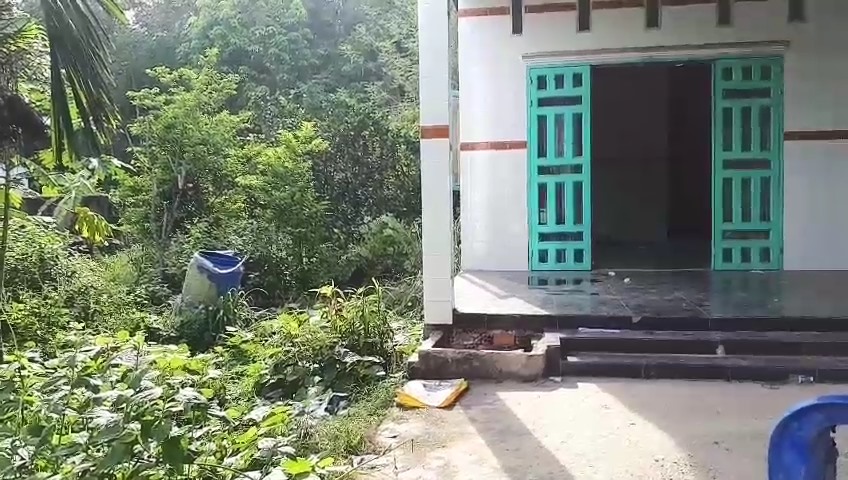 Tử thi thứ hai được phát hiện trong thùng nhựa bên hông căn nhà.