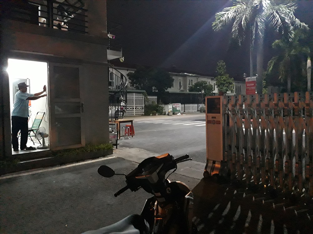 Bảo vệ túc trực canh gác ngày đêm ở khu biệt thự này.