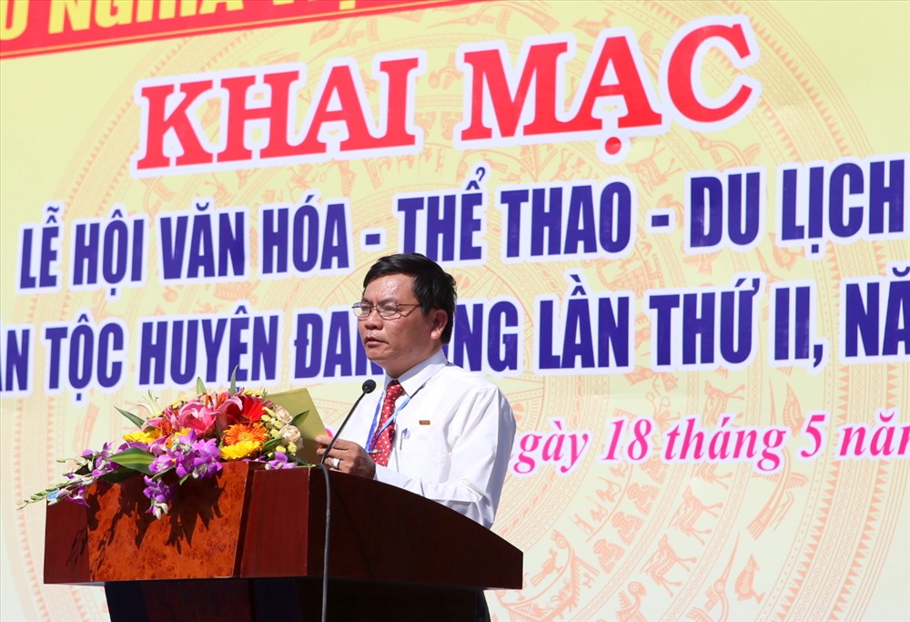 Ông Nguyễn Trí Tuân – Bí thư Huyện ủy huyện Đakrông đọc diễn văn khai mạc lễ hội. Ảnh: Hưng Thơ.