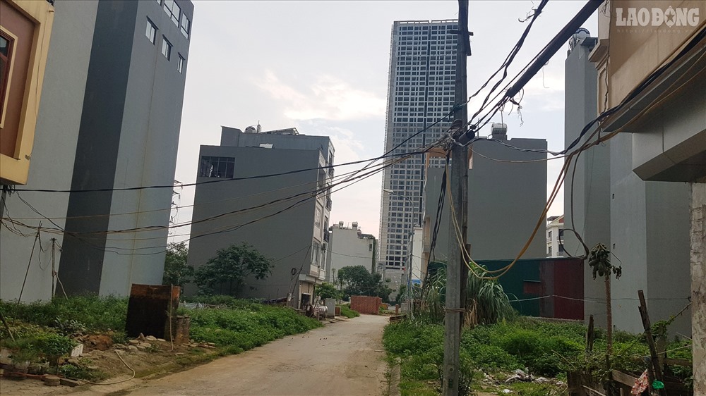 Nhiều đường điện do người dân đấu nối tạm bợ đang tiềm ẩn nguy cơ đối với chính người dân nơi đây. Ảnh: Phan Anh