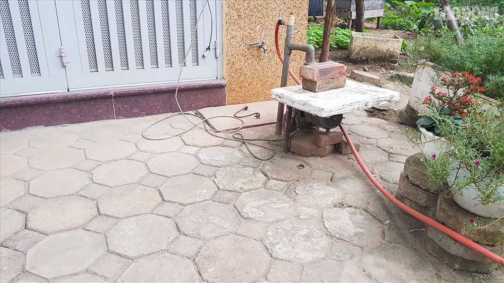 Không khó để bắt gặp hình ảnh máy bơm, ống dẫn nước, bể lọc... giăng như “ma trận” tại khu đất dịch vụ phường Vạn Phúc.