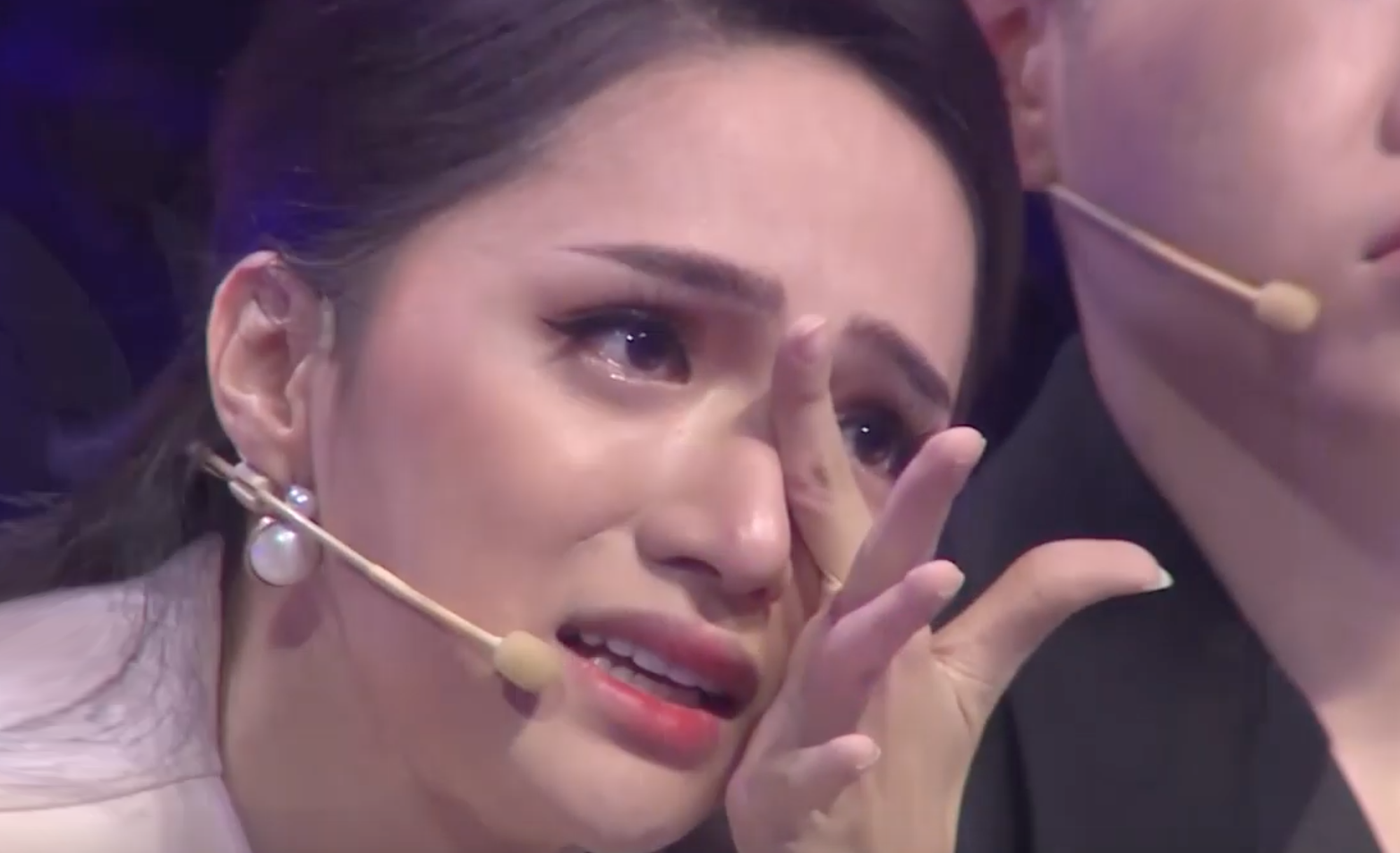 Hương Giang òa khóc nức nở.