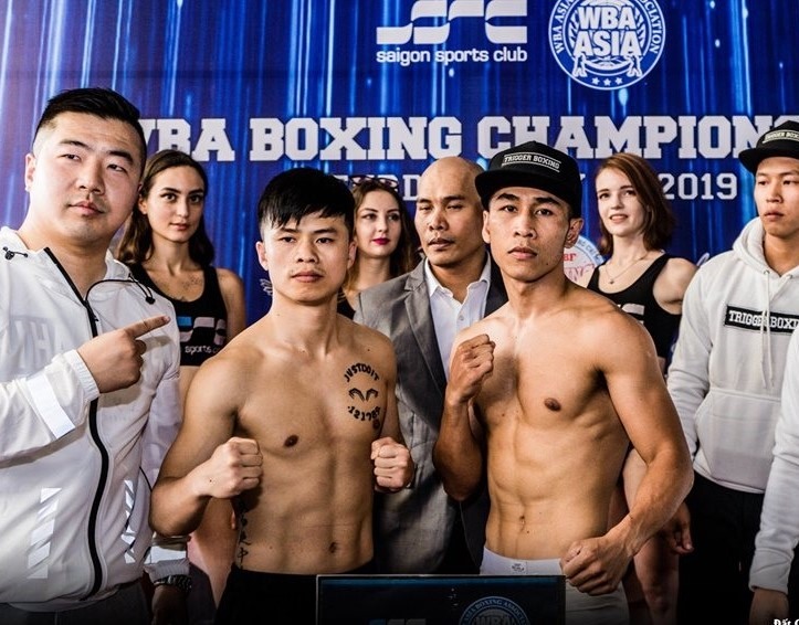 Trần Văn Thảo (phải) và Wu trong buổi kiểm tra cân nặng hôm qua. 17.5. Nguồn: WBA Asia