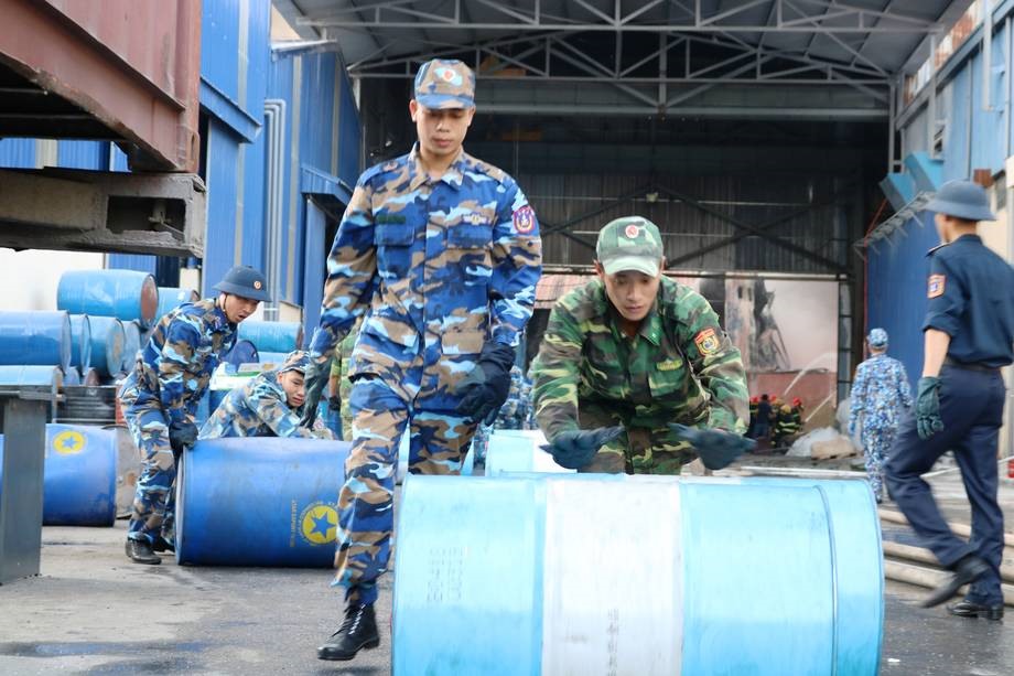 Lo sợ lửa sẽ cháy lan sang các kho xưởng kế bên, cơ quan chức năng đã tổ chức di chuyển cả trăm phùng phuy hóa chất cùng hàng trăm tấn nguyên vật liệu tới vị trí an toàn.