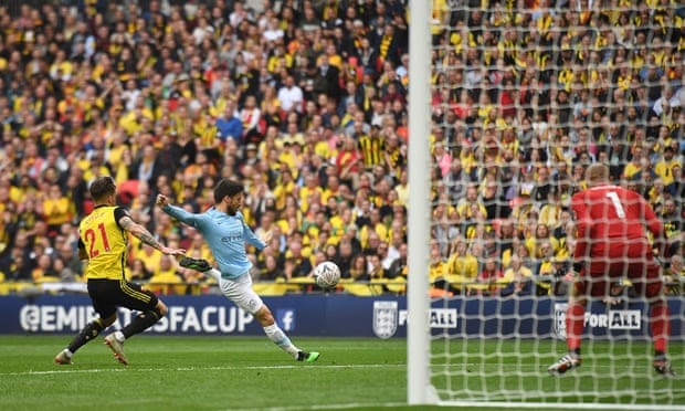 David Silva (áo xanh) ghi bàn mở tỷ số. Ảnh: Getty Images.
