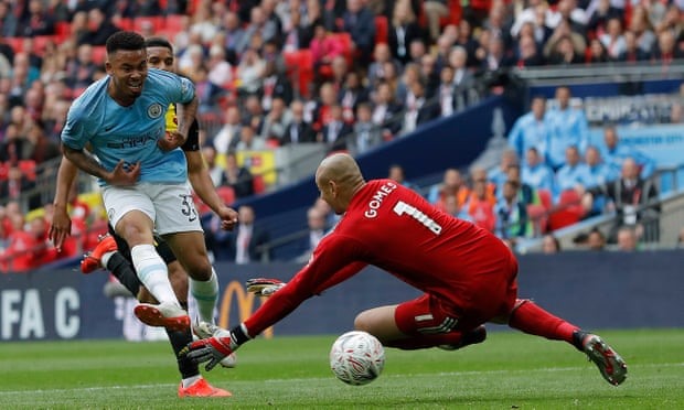 Gabriel Jesus (áo xanh) chiến thắng Gomes trong pha đối mặt. Ảnh: The Guardian
