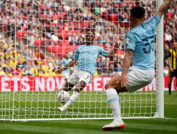 Sterling đệm bóng dễ dàng nâng tỷ số lên 2-0. Ảnh: Reuters.