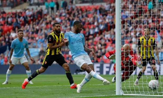 Sterling (áo xanh giữa) hoàn tất cú hat-trick ở phút thứ 88. Ảnh: The Guardian